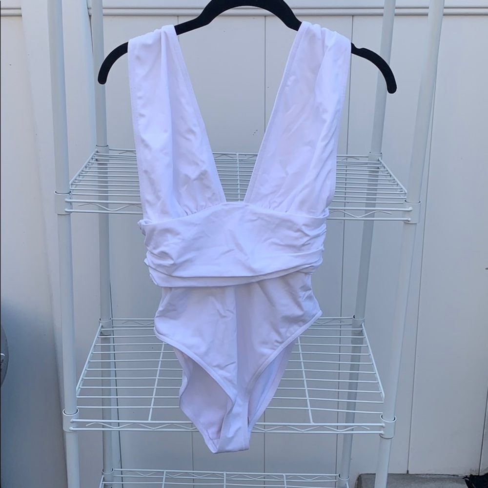 BNWOT WHITE BODY/BATHINGSUIT SO BEAUTIFUL 🥊🖤🔥
